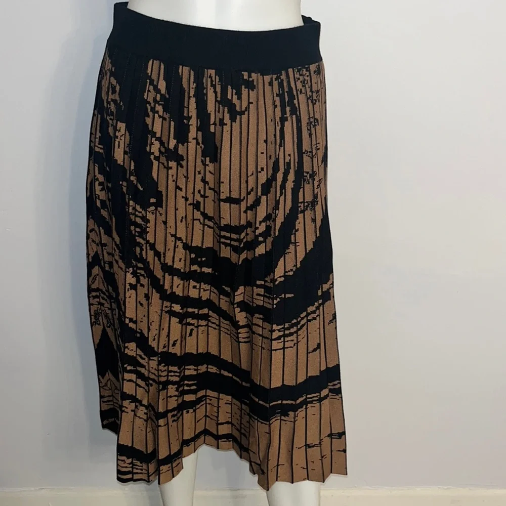 Women’s size M printed knit skirt